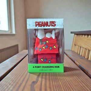 Peanuts 4 Port Red Charging Hub with Festive Lights New in Box